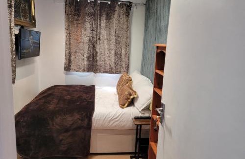 South Ockendon Apartment | Sweet mini 1 bedroom flat-sleeps up to 2 guest
