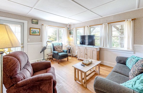 Tenants Harbor Cottage | Sweet, ocean view cottage overlooking Clark Cove with fast WiFi