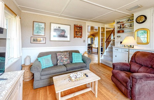 Tenants Harbor Cottage | Sweet, ocean view cottage overlooking Clark Cove with fast WiFi