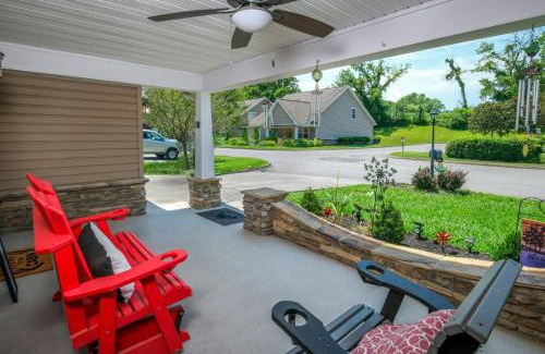 Pigeon Forge House | Sweet Pea Cottage Updated furnishings arcade game HOA Community Outdoor Pool