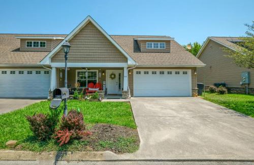 Pigeon Forge House | Sweet Pea Cottage Updated furnishings arcade game HOA Community Outdoor Pool