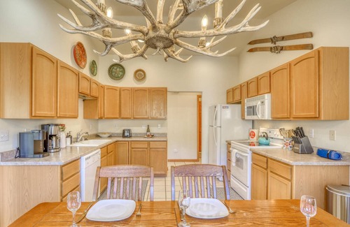 Twin Creek Village House | Sweet Retreat: Bright Home with Sunroom, Fireplace, Fenced Yard, Mountain Views, Near Hot Springs