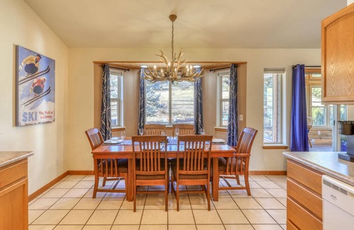 Twin Creek Village House | Sweet Retreat: Bright Home with Sunroom, Fireplace, Fenced Yard, Mountain Views, Near Hot Springs