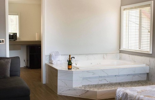 Big Bear Lake Apartment | "Sweet Suite" Hotel Suite with AC/Heating & Indoor Jetted Tub
