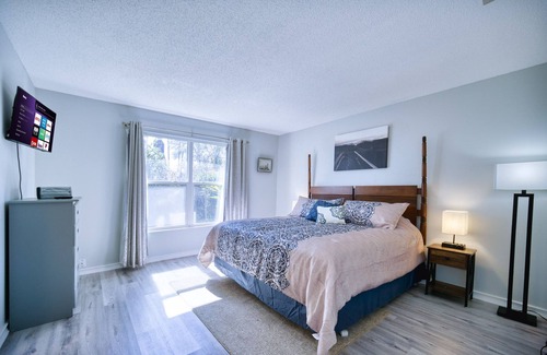 Southside House | ~Sweet Tea Solarium Sleeps 8 Pool & Privacy~