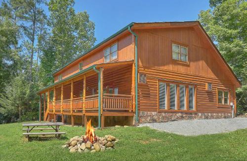 Cosby Apartment | Sweet Tranquility Pool Lodge