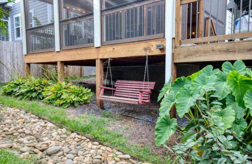 Black Mountain House | Sweetgum by AvantStay Black Mountain Retreat w Covered Deck