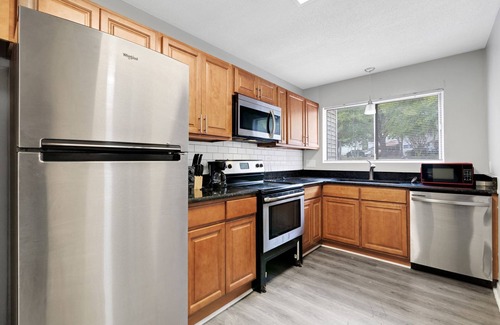Gainesville Apartment | Sweetwater 8B I Beautiful 2Bd Apt I Free Parking