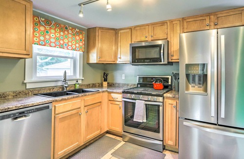 Port Clinton Cottage | 'Sweetwater Hideaway' - Blocks to Lake Erie!