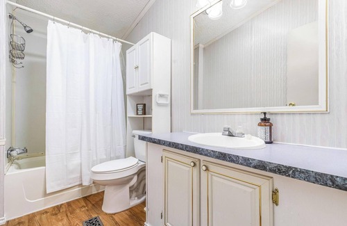 Dennis House | Sweetwater Hollow Getaway. Beautiful Lake front property.