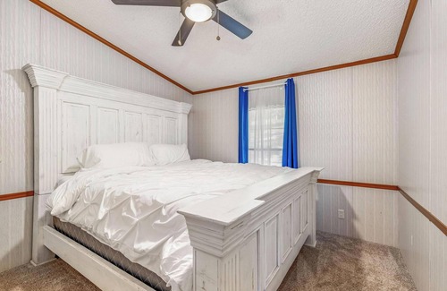 Dennis House | Sweetwater Hollow Getaway. Beautiful Lake front property.
