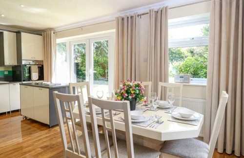 Irstead House | Swift Host: 3 Double beds | Parking | Peaceful