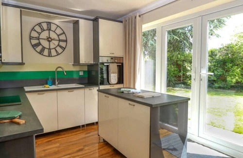 Irstead House | Swift Host: 3 Double beds | Parking | Peaceful