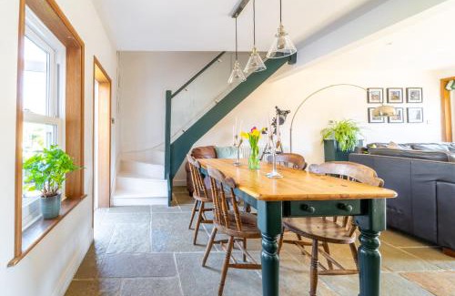 Thorpe St Andrew House | Swift Host - Flint Cottage - 2 Bedroom - Close to River - Parking