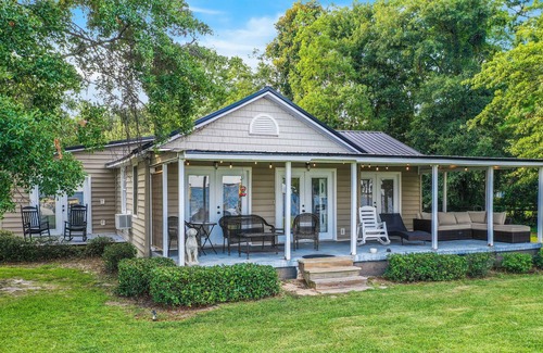Russellville House | Swimmin’ Hole 2 | Lakefront Getaway | Back Porch Living | Dock & Boat Launch