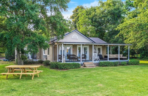 Russellville House | Swimmin’ Hole 2 | Lakefront Getaway | Back Porch Living | Dock & Boat Launch