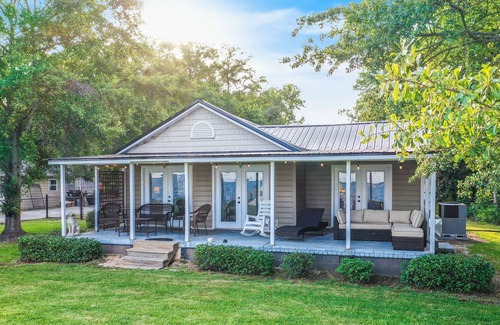 Russellville House | Swimmin’ Hole 2 | Lakefront Getaway | Back Porch Living | Dock & Boat Launch
