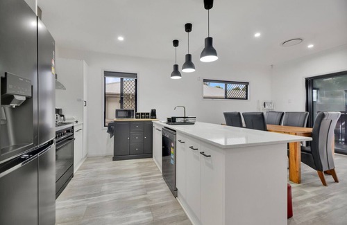 Bellbird Park House | Swimming pool and Basketball Court