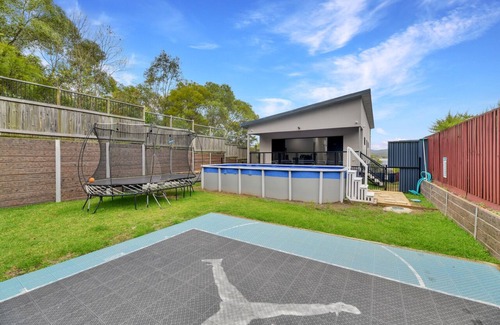 Bellbird Park House | Swimming pool and Basketball Court