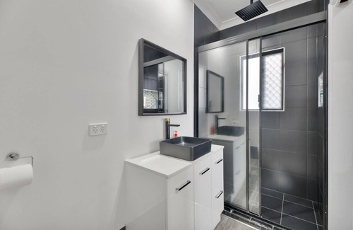 Bellbird Park House | Swimming pool and Basketball Court