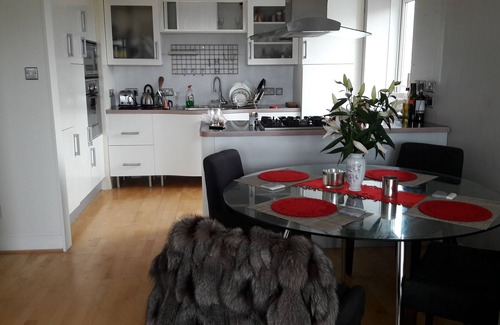 Battersea Apartment | Swimming Pool and Gym with Apartment.