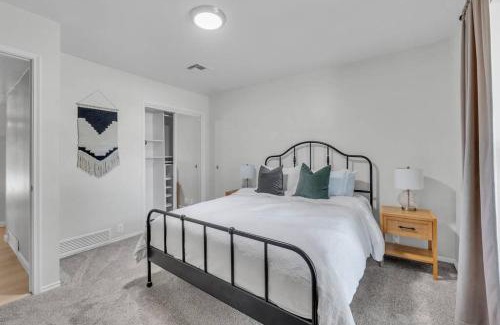 Camelback East House | Swimming Pool Full Kitchen W&D 10 Min To Airport
