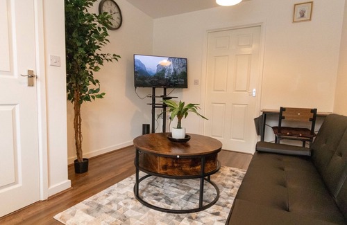 Swindon House | Swindon Cozy 2BR Retreat