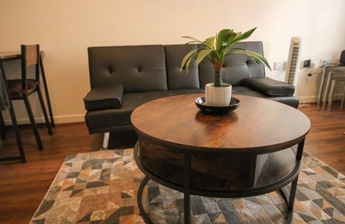 Swindon House | Swindon Cozy 2BR Retreat