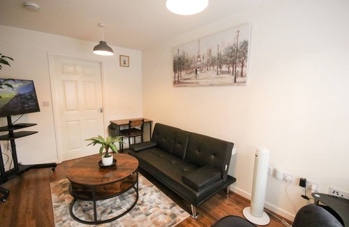 Swindon House | Swindon Cozy 2BR Retreat