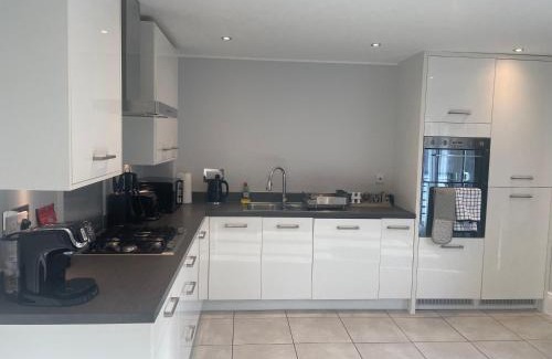 Swindon House | Swindon Double en-suite Home with Free parking