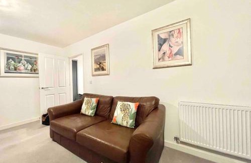 Swindon Apartment | Swindon Large 5 Bedroom Modern Home