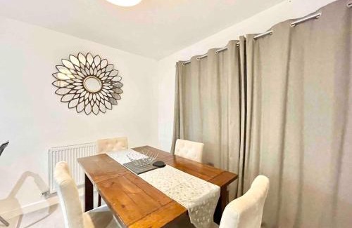 Swindon Apartment | Swindon Large 5 Bedroom Modern Home
