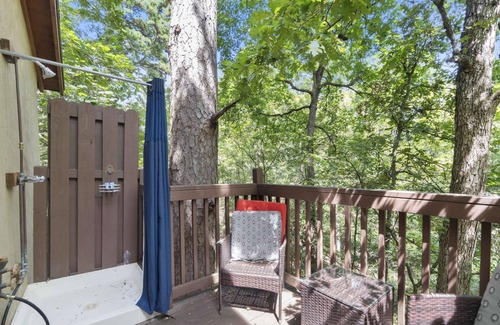 Eureka Springs Cottage | Swiss Chalet Treehouse with Jacuzzi