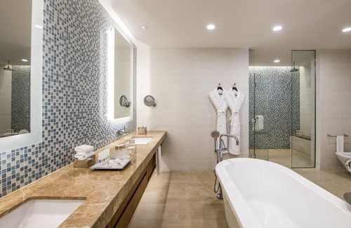 Al Muraqqabat Hotel | Swissotel Al Ghurair