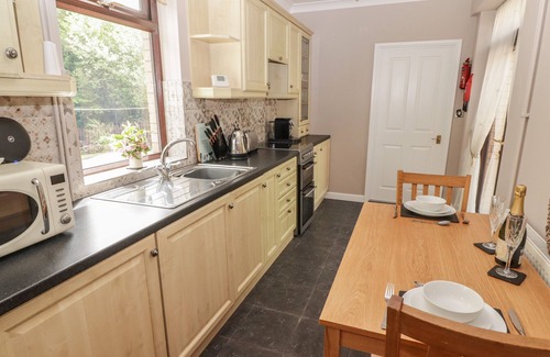 Bridgend Cottage | SWN Y NANT, romantic, character holiday cottage in Tondu
