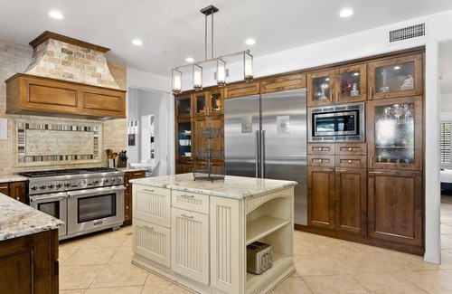 Buenavante House | SWSS - Ultimate Neighborhood Getaway: Pool, Hot Tub, Games & Concierge Services at Luxe