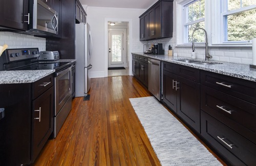 Lincolnton House | Sycamore House steps away from Downtown Lincolnton, 30 mins to South Mtn Park!