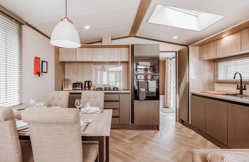 Bridgnorth Ski Chalet | Sycamore Lodge VIP Hot Tub and Pet Friendly
