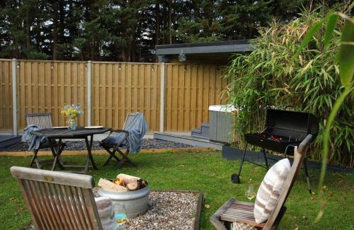 Toppesfield House | Sycamore Lodge with Hot Tub- Quirky & Romantic