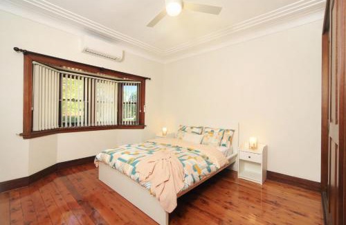 Bexley North House | Sydney, Bexley North holiday home 3bedrooms, free parking, close to Train station and CBD
