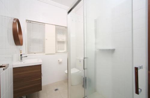 Bexley North House | Sydney, Bexley North holiday home 3bedrooms, free parking, close to Train station and CBD