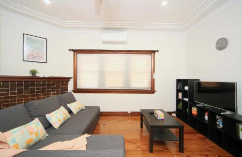 Bexley North House | Sydney, Bexley North holiday home 3bedrooms, free parking, close to Train station and CBD