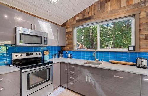 Guerneville Cabin | Sydney's Retreat: Stylish & Captivating Treetop Paradise! HtTb/Pup/WiFi