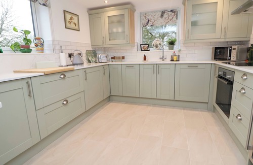 Loppington Cottage | SYLVA COTTAGE, pet friendly, with a garden in Cockshutt