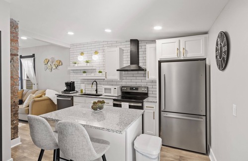 Jeffersonville House | Symphony: Work Friendly & Near Downtown
