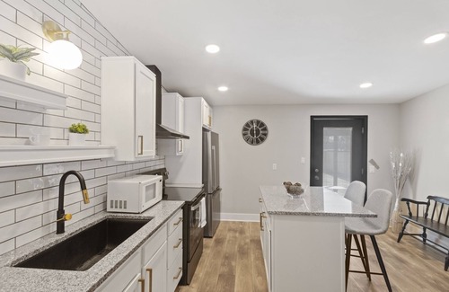 Jeffersonville House | Symphony: Work Friendly & Near Downtown