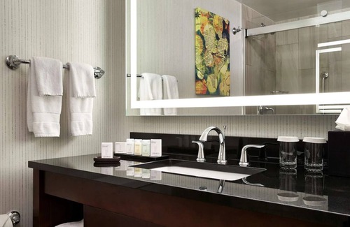 Friendship Heights Hotel | Sytlish 2 Units- Near Metro with Indoor Pool