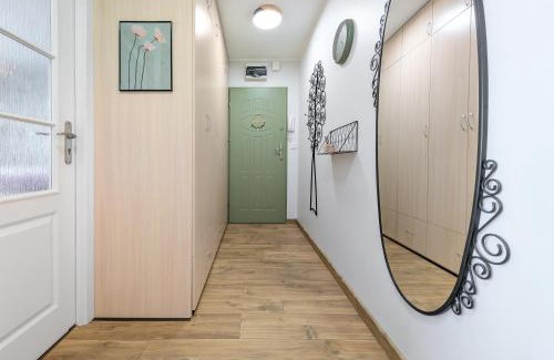 Fabryczna Apartment | Szybowcowa Homely Apartment by BookingHost