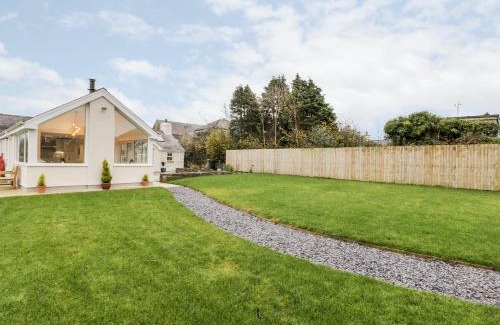 Dinas House | Tŷ'n Lôn Bach