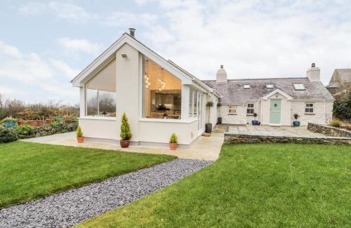 Dinas House | Tŷ'n Lôn Bach